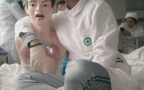 护士小姐姐腹部检查图片,专业与温暖的完美融合